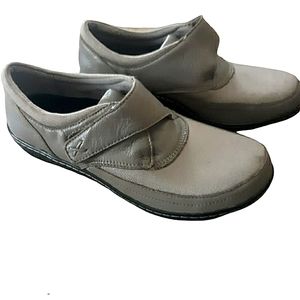 Berries by Aetrex Enma Monk Strap Shoe Sz 8.5 tan